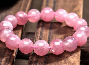 佩戴物件，助增桃花运：正负能量的影响与选择